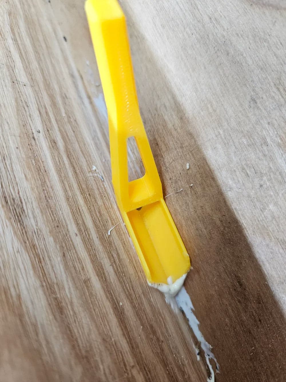 Corner Glue Scraper - Durable Plastic Tool for Precise Glue Removal