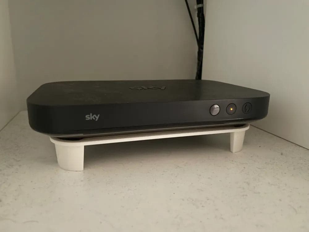 Sky Q Mini Box Stand – Sleek Vertical Holder for Enhanced Ventilation