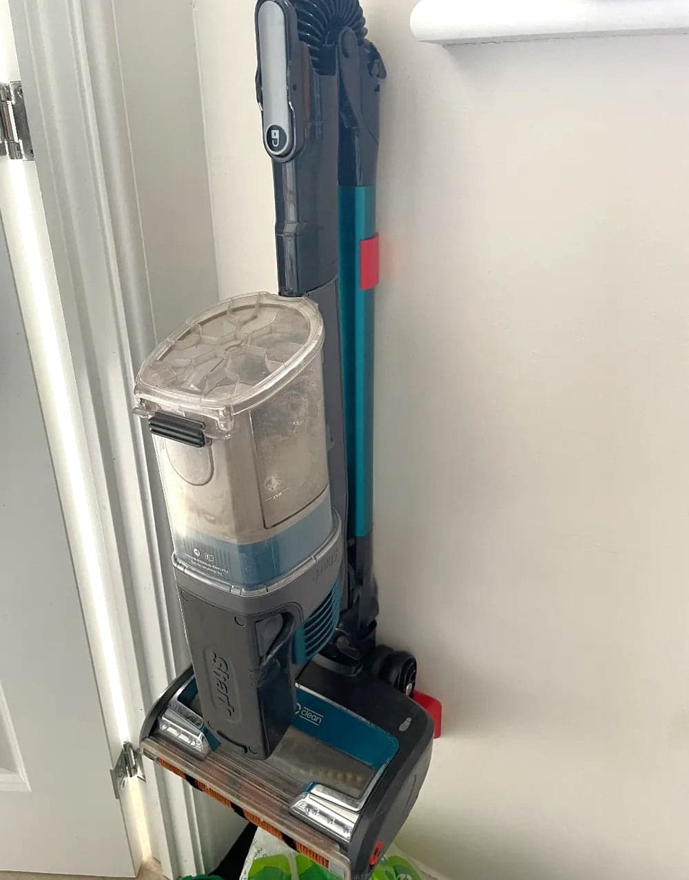 Cordless Shark Vac Wall Mount Stand and Clip